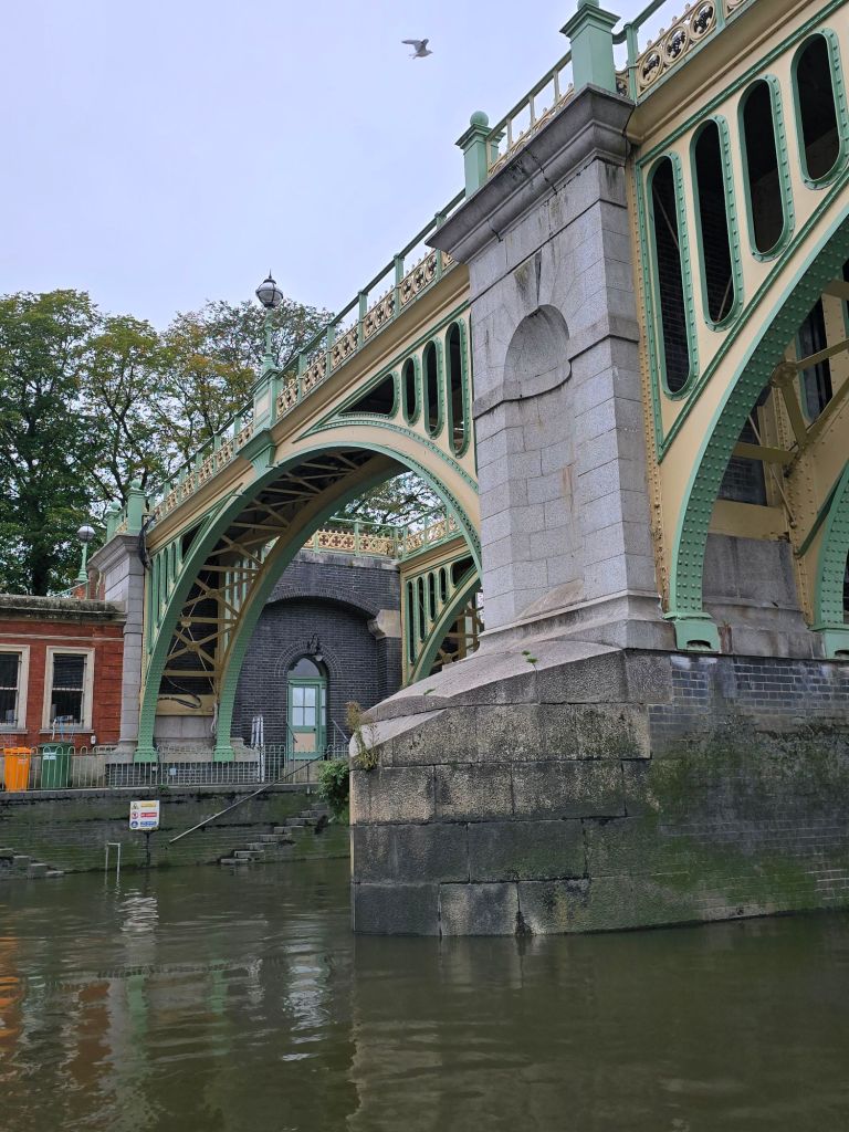 20251026_1512453335713665869616711